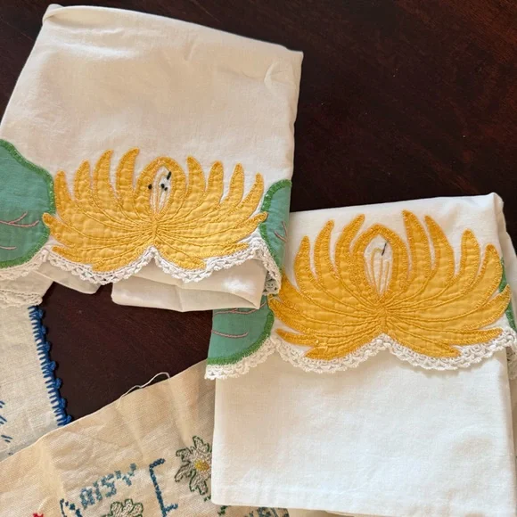 Set of Vintage Embroidery Pieces - Picture 4 of 5